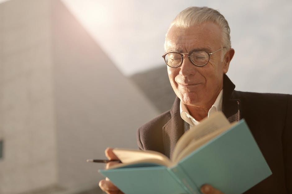 When Do You Need Reading Glasses? Signs for Seniors